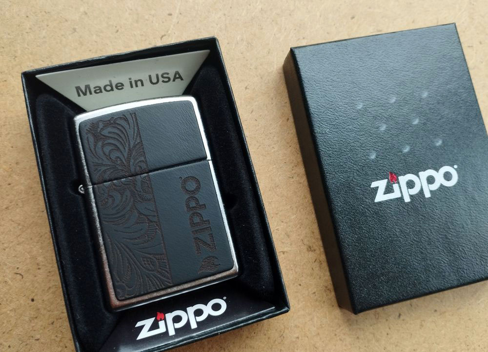 Запальничка бензинова ZIPPO Black Leather Emblem - Zippo Design